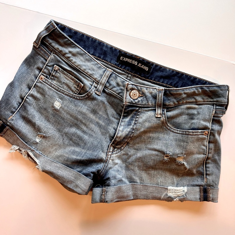 👖EXPRESS DISTRESSED DENIM SHORT👖